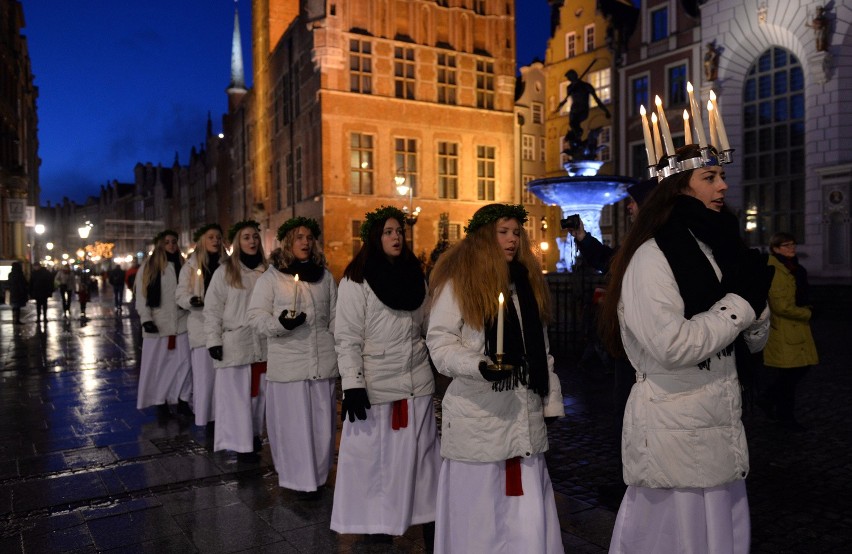 Orszak św. Łucji dotarł ze Szwecji do Gdańska [ZDJĘCIA]