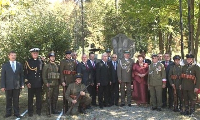 Pamiątkowa fotografia uczestników uroczystości związanych z 74 rocznicą Bitwy pod Barakiem przy pomniku Żołnierzy Września.
