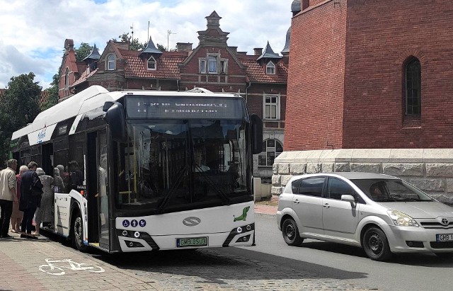 Minimum 6 mln zł rocznie potrzeba, by pasażerowie w Malborku mogli jeździć autobusami bez biletów. Na razie miasto zagwarantowało miejskiej spółce 4 mln zł.