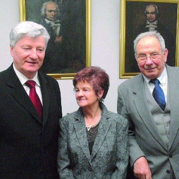 Urszula Łempicka z prof. Zbigniewem Skinderem, rektorem  UTP (po lewej) i prof. Mikołajem Rozwadowskim,  wychowankiem prof. Pischingera