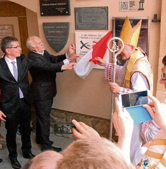 Arcybiskup Andrzej Jeż odsłonił tablicę w podcieniach klasztoru