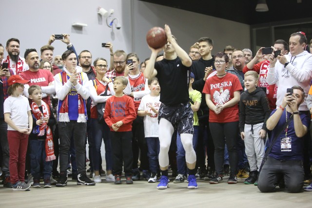 Polska - Izrael w Gliwicach ZDJĘCIA KIBICÓW przed meczem reprezentacji koszykarzy. Były pączki, klubowe maskotki, konkursy.Zobacz kolejne zdjęcia. Przesuwaj zdjęcia w prawo - naciśnij strzałkę lub przycisk NASTĘPNE