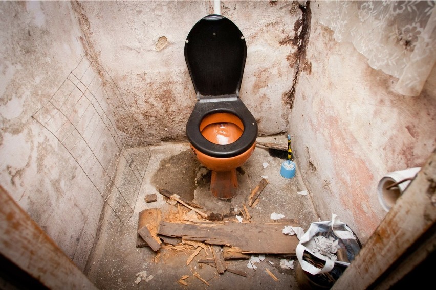 Zdewastowana wskutek wandalizmu toaleta w kamienicy w...