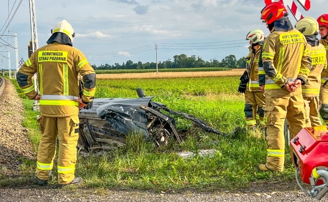 Wieczorem w środę, 26 lipca, na przejeździe kolejowym w Sudole - wsi nieopodal Raciborza - doszło do fatalnie wyglądającego zdarzenia. Pod pociąg osobowy, wiozący w składach około 50 pasażerów, wjechał samochód osobowy. 