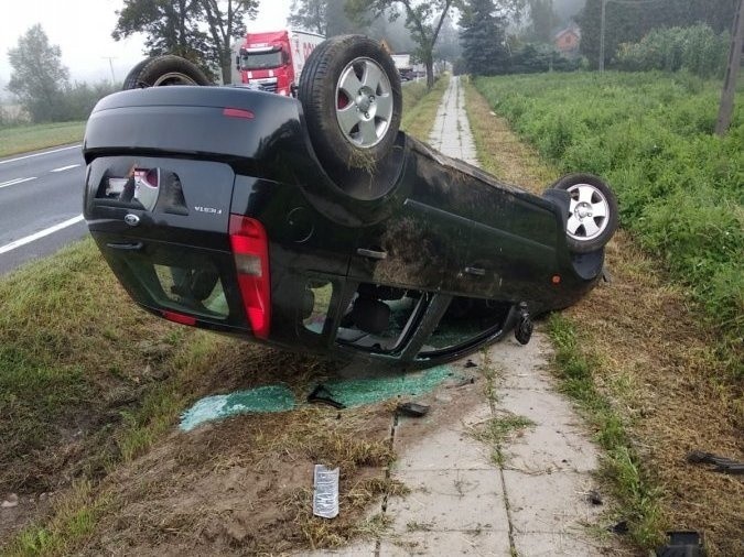 Osobówka dachowała w Krajowicach. Kierowca z obrażeniami trafił do szpitala [ZDJĘCIA]