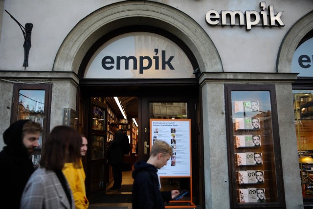Sieć Empik wraz z początkiem maja postanowiła ograniczyć liczbę sklepów w galeriach handlowych. W Poznaniu otwarte są salony w ośmiu lokalizacjach. Przesuń w prawo, by zobaczyć gdzie.
