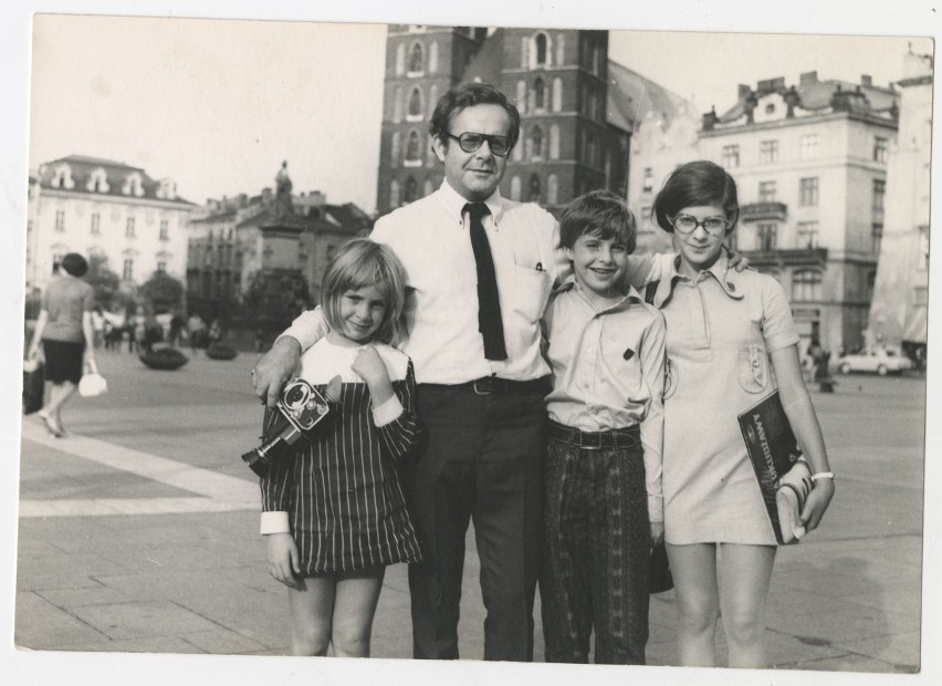 Ryszard Ores z dziećmi na Rynku w Krakowie, 1964