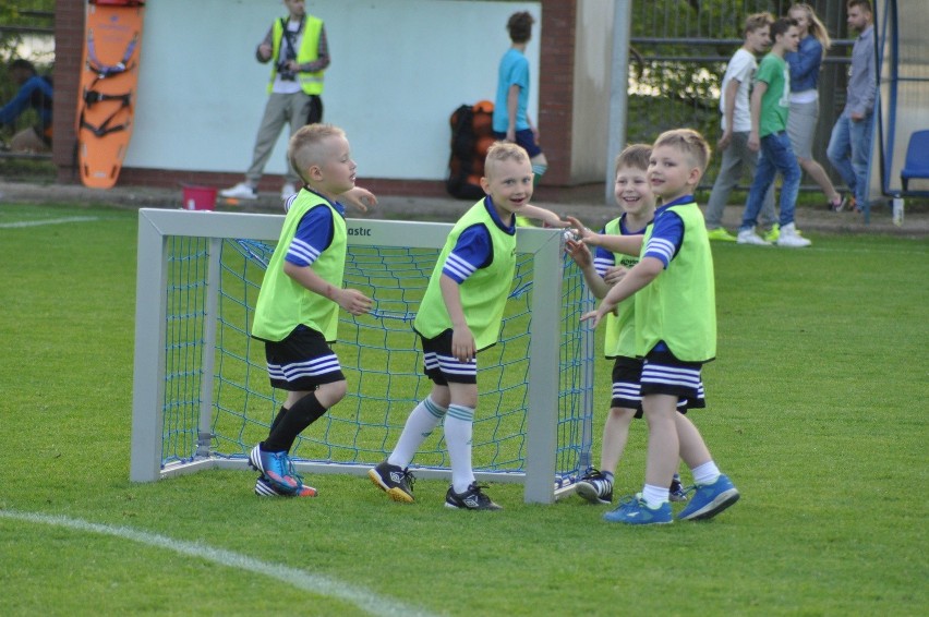 Dzieci z Akademii Piłkarskiej Szczecinek zagrały w "dorosłym" meczu (zdjęcia)