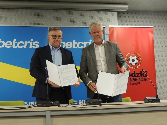 Prezes firmy Betcris Jacek Jakubowski i prezes Łódzkiego Związku Piłki Nożnej Adam Kaźmierczak prezentują podpisaną umowę o współpracy