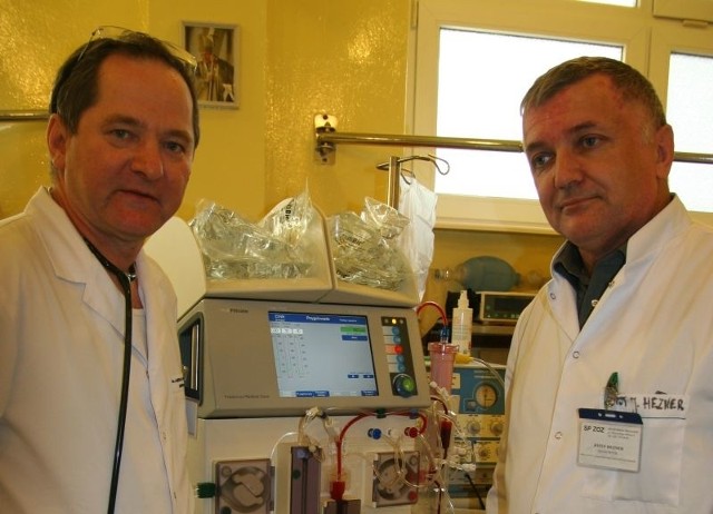 Od lewej: dr Janusz Grochowski, ordynator oddziału nefrologicznego w szpitalu w Makowie Maz.. i  dr Józef Hezner