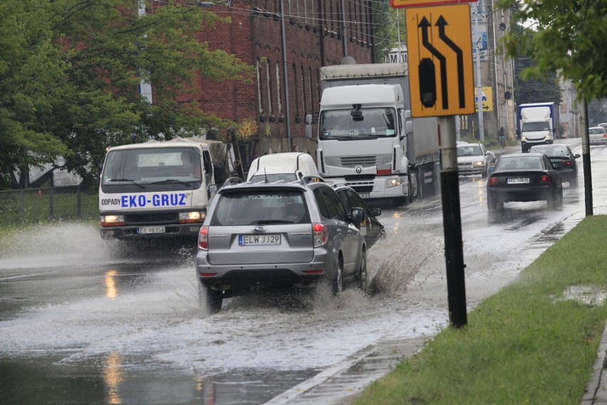 Burza i ulewa w Łodzi. Zalane ulice, trudne do pokonania chodniki to stały obrazek w naszym mieście [zdjęcia]