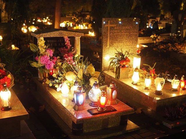 Niezwykły klimat panował w środowy wieczór na Starym Cmentarzu w Łodzi
