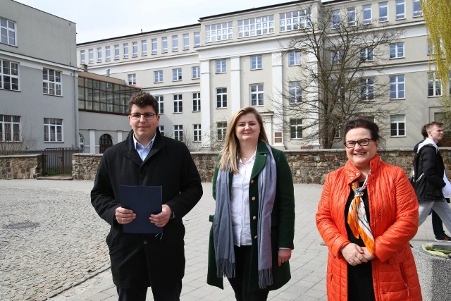 Marcin Stępniewski zaprosił wszystkich kandydatów na prezydenta Kielc. Pojawiła się jedynie Agata Marjańska. Towarzyszyła im Anna Jaworska-Dąbrowska. Więcej na kolejnych zdjęciach.