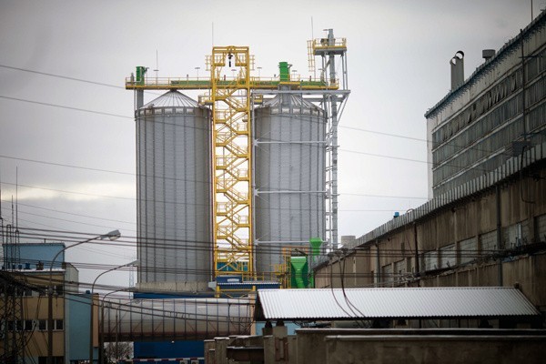 Niebezpiecznie przechyla się zachodni (z prawej) silos EC-3.