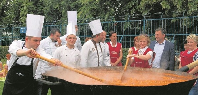 Po kilku godzinach ugotowano ponad 365 litrów zupy z fasoli wrzawskiej. Czy to będzie rekord?  