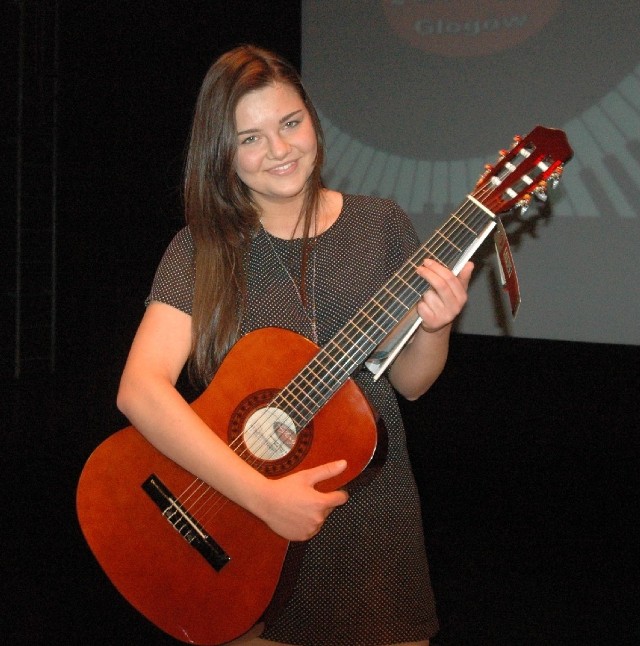 Marta Obuchowska gra na gitarze i śpiewa, bo to bardzo lubi