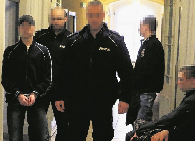 Na rozprawę w Sądzie Okręgowym w Toruniu oskarżony Piotr W. został doprowadzony przez policjantów z aresztu, w którym przebywa od 5 stycznia 2014 roku.
