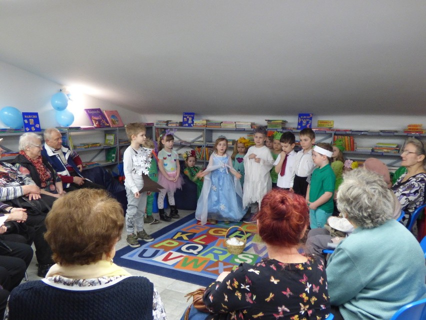 Światowy Dzień Poezji w Bibliotece w Opatowie. Gośćmi byli seniorzy i dzieci [ZDJĘCIA]
