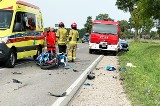 Groźny wypadek w Starym Rakowie. Zderzenie osobówki z motocyklem. Jedna osoba trafiła do szpitala