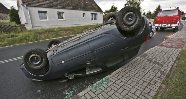 Do wypadku doszło w poniedziałek 12 czerwca z samego rana w Płotach koło Zielonej Góry. Kierująca renault wpadła w poślizg na łuku drogi na ul. Lubuskiej. Wypadła na pobocze, uderzyła w podmurówkę ogrodzenia i dachowała.Zdarzenie wyglądało bardzo groźnie. Kierująca renault jechała ul. Lubuską w kierunku Czerwieńska. Wcześniej padał deszcz. Na łuku drogi kobieta wpadła w poślizg i straciła panowanie nad samochodem.Renault wypadło z jedni, przeleciało przez chodnik i uderzyło w podmurówkę ogrodzenia. Samochód obił się od płotu i dachował na jezdni.Na miejsce wypadku przyjechały służby ratunkowe. Strażacy zajęli się rozbitym samochodem. Karetka pogotowia ratunkowego zabrała do szpitala kierującą renault.Na ul. Lubuskiej są utrudnienia w ruchu. Wprowadzono ruch wahadłowy. Zielonogórska drogówka przygotowuje dokumentację dotyczącą wypadu. Przeczytaj też:  Dwa dachowania na S3 pod Zieloną GórąZobacz też wideo: Dachowanie radiowozu w Kaliszu. Policjant w szpitalu