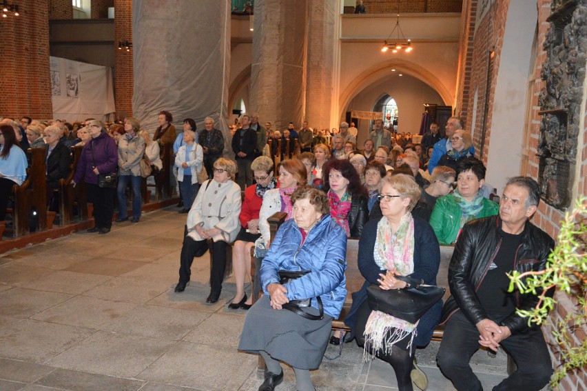 Wielki Piątek w Katedrze Opolskiej. Najświętszy Sakrament został przeniesiony do Bożego Grobu