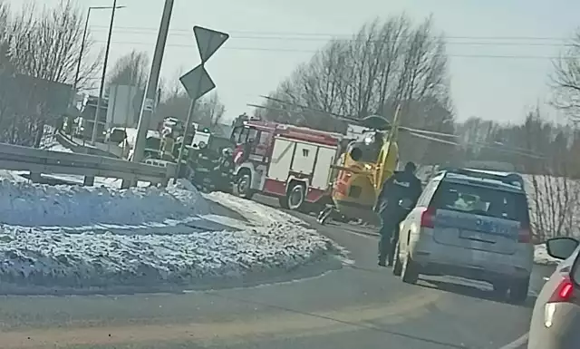 W Milanowskiej Wólce zderzyły się tam dwa samochody osobowe i kursowy bus.