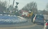 Wypadek na drodze w Milanowskiej Wólce. Zderzyły się dwa auta i bus kursowy. Kobieta była uwięziona w aucie