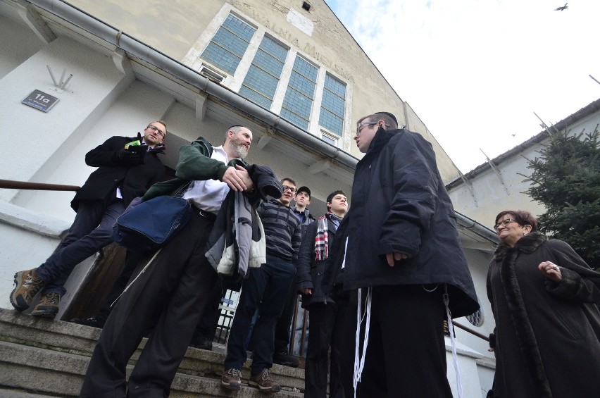 Przyszli rabini przed dawną poznańską synagogą.