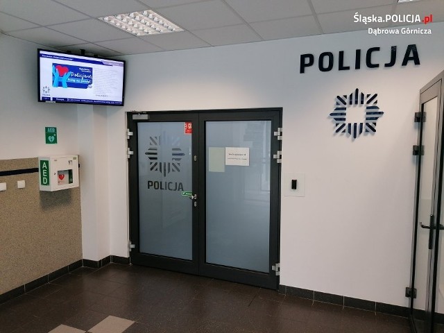 Defibrylator pojawił się w dąbrowskiej komendzie policji. W razie potrzeby można szybko z niego skorzystaćZobacz kolejne zdjęcia/plansze. Przesuwaj zdjęcia w prawo - naciśnij strzałkę lub przycisk NASTĘPNE