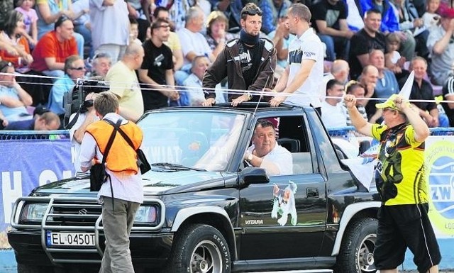 Rundę honorową wokół stadionu odbywają Zdenek Simota, Stanisław Burza i w roli kierowcy Witold Skrzydlewski