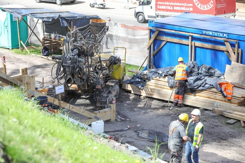 Kraków. Stok wawelski już zabezpieczony po katastrofie budowlanej, teraz wbijane są kotwy