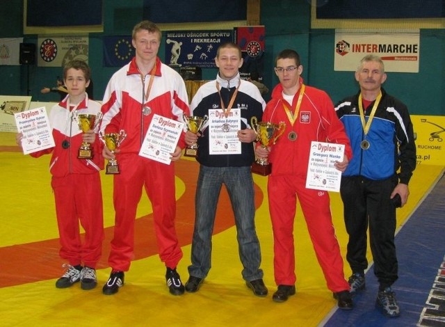 Od lewej stoją: Przemysław Dykier, Dariusz Szymański, Arkadiusz Kułynycz, Grzegorz Wanke i Kazimierz Wanke - trener.