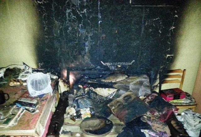Informację o pożarze budynku mieszkalnego w Knyszynie przy ul. Grodzieńskiej strażacy otrzymali wczoraj po godzinie 17.