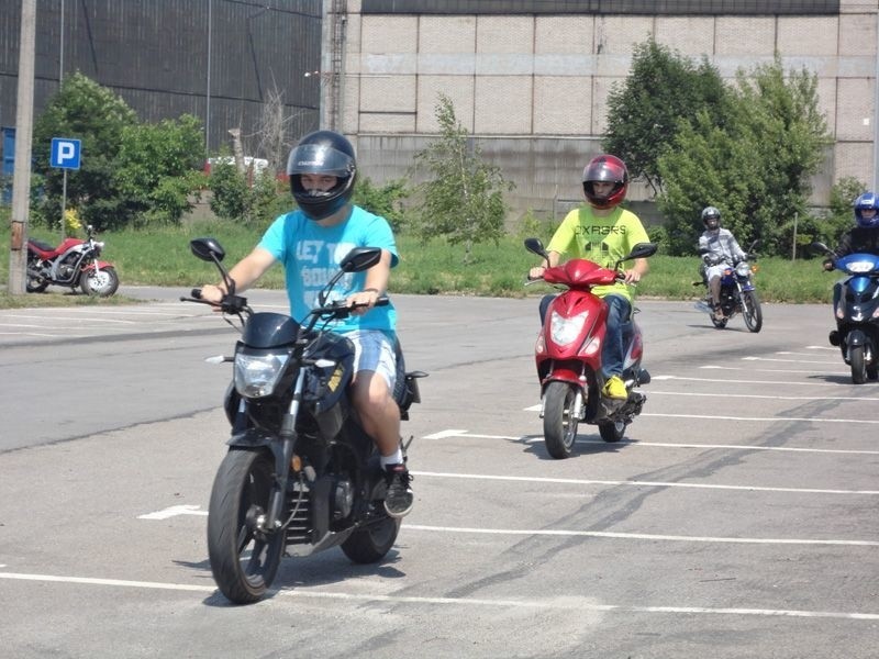 Uczniowie mający już prawo jazdy i własne motocykle, uczyli...