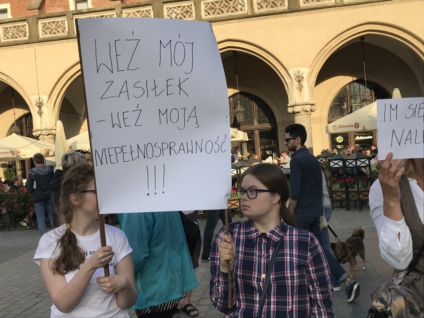 Małopolski KOD manifestował poparcie dla rodziców...