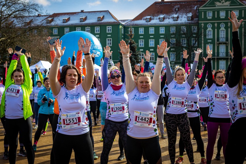 Setki kobiet na starcie biegu na Jasnych Błoniach. Za nami trzynasta edycja wydarzenia [ZDJĘCIA] 