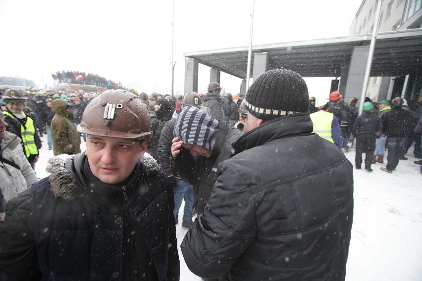 Strajk JSW: Bitwa górników z policją przed siedzibą JSW