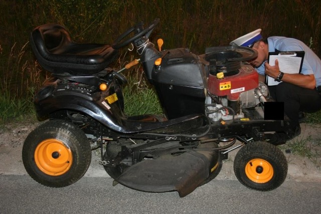 Kierowca kosiarki nie żyje. Wyjechał z drogi gruntowej wprost pod koła motoroweru.