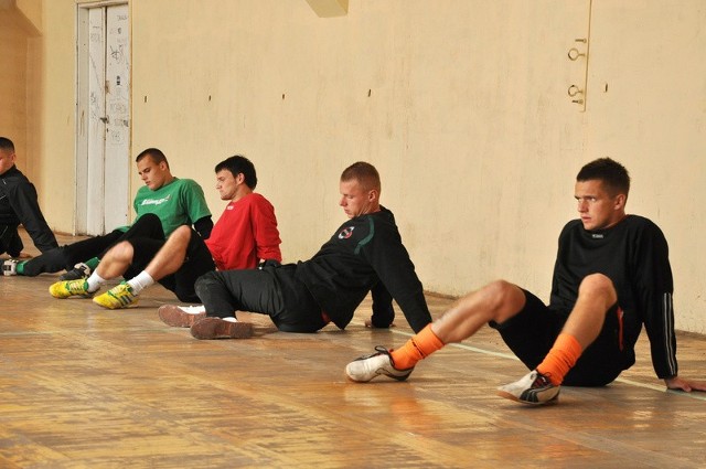 W piątek piłkarze Radomiaka trenowali w hali.