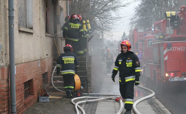 W czwartek, 25 stycznia wybuchł pożar w zamkniętym kilka lat temu dawnym Ognisku Muzycznym. Strażacy wyprowadzili z zadymionych pomieszczeń dwóch bezdomnych mężczyzn.Około godz. 14.00 nad zamkniętym kilka lat temu Ogniskiem Muzycznym przy ul. Mieszka I (dawna Świerczewskiego) zaczęły się unosić kłęby czarnego jak smoła dymu. Zaraz potem przed budynkiem zaparkowały pierwsze pojazdy miejscowych strażaków. Pomieszczenia były bardzo zadymione, dlatego używali aparatów powietrznych. Wyprowadzili ze środka dwóch bezdomnych mężczyzn, którym pierwszej pomocy udzielili ratownicy z pogotowia ratunkowego. Akcją kierował zastępca komendanta powiatowego Państwowej Straży Pożarnej brygadier Lesław Gliński. - Mężczyźni rozpalili ogień w piecu i doszło do tak zwanej cofki - informuje.To już drugi pożar dawnej placówki kultury, która od lat stoi pusta i powoli niszczeje. Zimą koczują w niej bezdomni, którzy chronią się tam przed deszczami i mrozem. Co z zapowiadanym przez władze remontem? Odpowiedź w środę, 31 stycznia, w tygodniku „Głos Międzyrzecza i Skwierzyny”. POLECAMY RÓWNIEŻ PAŃSTWA UWADZE:Ewakuacja! Uczniowie musieli opuścić klasy i biec na boiskoPościg za naćpanym kierowcą. 25-latek miał przy sobie narkotyki