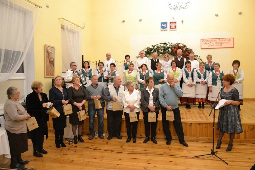 Zespół Powiślanie z Koprzywnicy obchodził kryształowy jubileusz w Miejsko - Gminnym Ośrodku Kultury. Był występ, życzenia i tort