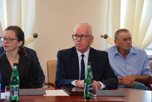 Bernard Starczewski (w środku) opuścił salę obrad, gdy radni podjęli temat jego odwołania
