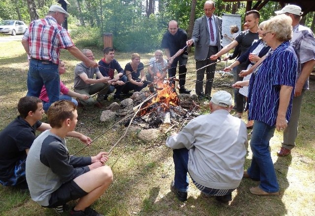 Spotkanie przy ognisku z wójtem gminy i prezesem Stowarzyszenia Na Rzecz Rozwoju Gminy Radków Stanisławem Herejem na planowanej trasie zdrowia.