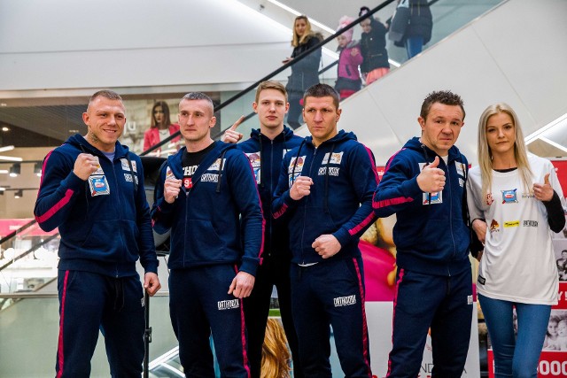 Dariusz Snarski (drugi z prawej) i jego podopieczni z Chorten Boxing Production szykują się na sobotę