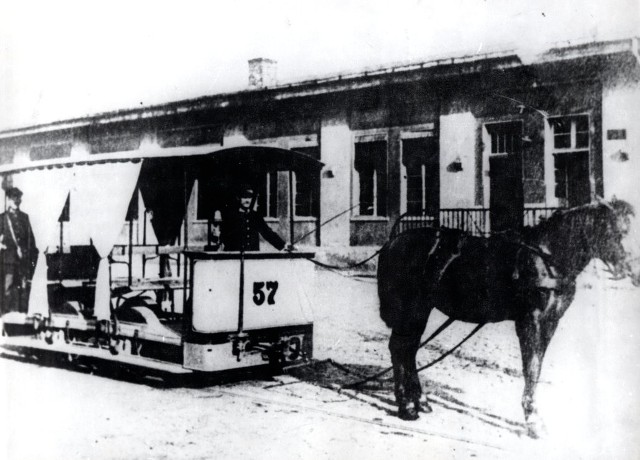 Pierwszy konny tramwaj rusza na trasę dokładnie 18 maja 1888 roku. Kto dziś więc skorzysta z miejskiej komunikacji, powinien mieć świadomość, że bydgoszczanie korzystają z niej już od 130 lat!Pierwszy tramwaj konny pojawił się na ulicach naszego miasta 18 maja 1888 roku. Pierwsza linia przebiegała od dworca kolejowego do Zbożowego Rynku. Kiedy pogoda na to pozwalała, na trasie konnego tramwaju kursowały wagony letnie. Nie miały ścian, a jedynie zasłonki. Obsługa tramwaju składała się z dwóch osób. Woźnicy stojącego na przednim pomoście oraz konduktora. 