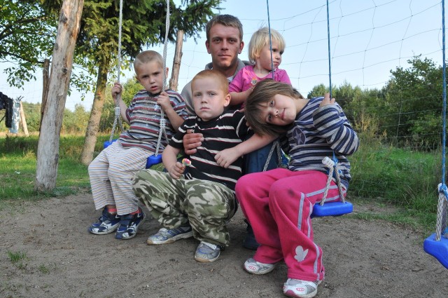 Dzięki pomocy ludzi i gminy rodzina powoli staje na nogi po tragedii.