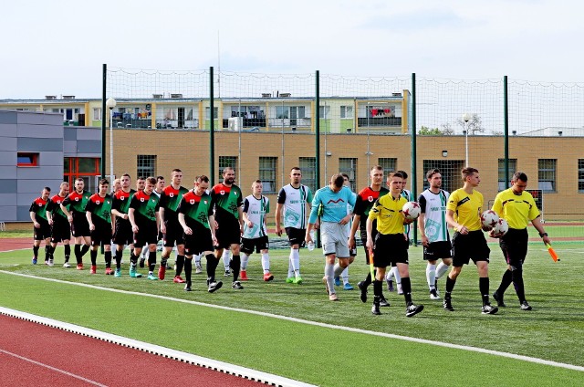 BOSiR/Dąb Barcin - Zagłębie Piechcin 2 : 0 (2:0)bramki: Leszek Wisz (23), Daniel Nowakowski (45)Zagłębie od 19min. grało w 10 - składzie po żółtej i czerwonej kartce K. DybalskiegoSkłady:BOSiR/Dąb: R. Cieniak, F. Czerwiński, Ł. Kaśków, B. Dreżewski, L. Wisz (84 R. Wisz), D. Nowakowski, R. Sulecki (61 K. Wachowski), Ł. Sobek, M. Roman, D. Lewandowski (73 B.Byczyński), Jakub Trześniewski (88 M. Napierała), Trener W. CzarneckiZagłębie: S. Dudek, R. Nowak, M. Woźniak (64  J. Wojtacki), A. Kwiatkowski (59 M. Tomczak), M. Zieliński (74 E. Trawka), J. Juszczyk, K. Wiktorowicz, M. Wiktorowicz, K. Dybalski, J. Ślebioda, M. Orzechowski (54 K. Pacia), Trener A. Zaleski(mw)Flash INFO, odcinek 13 - najważniejsze informacje z Kujaw i Pomorza.