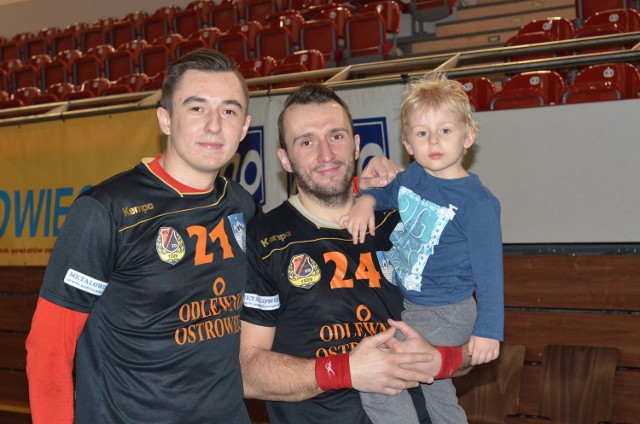 Bracia Radosław i Tomasz Pomiankiewicz (na zdjęciu z prawej z synem Tymkiem) od tego sezonu występują w jednej drużynie. Święta też spędzą wspólnie.