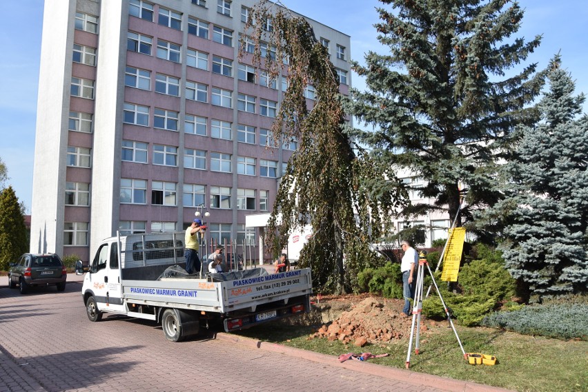 Tarnów. W miejscu, gdzie ma stanąć pomnik Piłsudskiego rozpoczęły się prace [ZDJĘCIA]