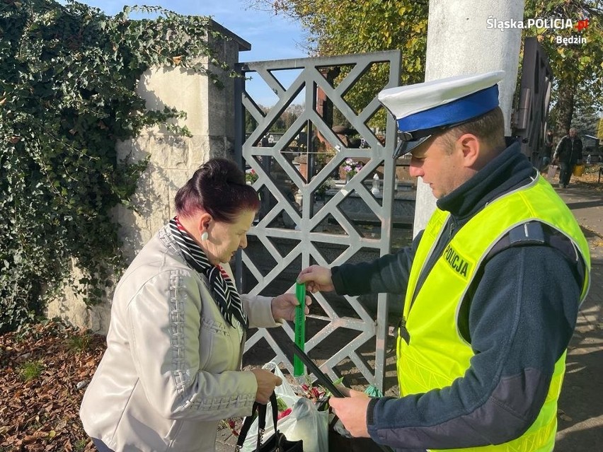 Będzińscy policjanci rozdali ponad 1000 odblasków...